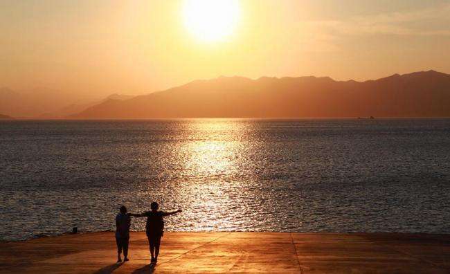 我国使用的号码为11位,其中各段有不同的编码方向:第1-3位-网络识别号;第4-7位-地区编码;第8-11位-用户号码。手机号码前三位也叫做号段。通讯公司都是以号段划分的,目前移动、联通、电信三大运营商都有属于自己的号段。